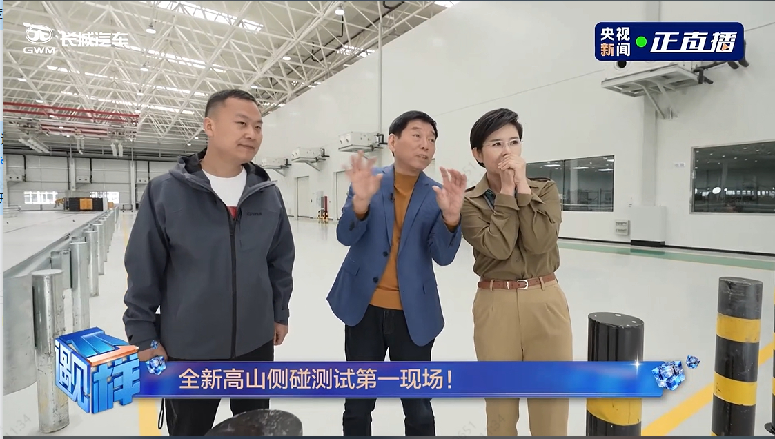 突发状况时，三排座椅放平即成1.8米救援担架床；智能冰箱3℃恒温保存急救药品…魏