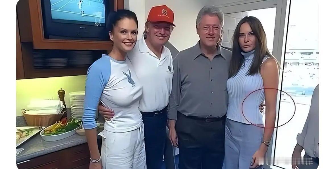 时事微澜
特朗普把克林顿逼急了，大家都晾晾，克林顿应该知道特朗普的梅拉尼娅是怎么