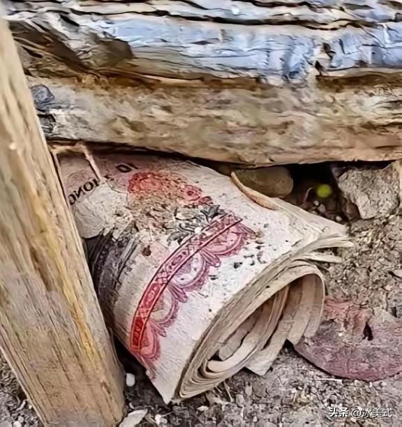贵州，一男子拆除祖屋老房子时，意外从过世多年奶奶的床板缝里翻出一沓过期的钞票，这
