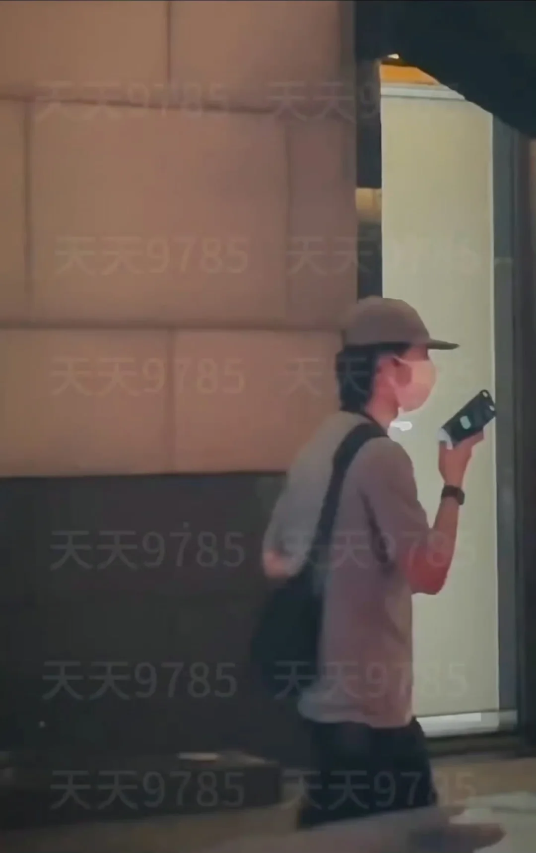 依旧是不贴防窥膜爱发语音的