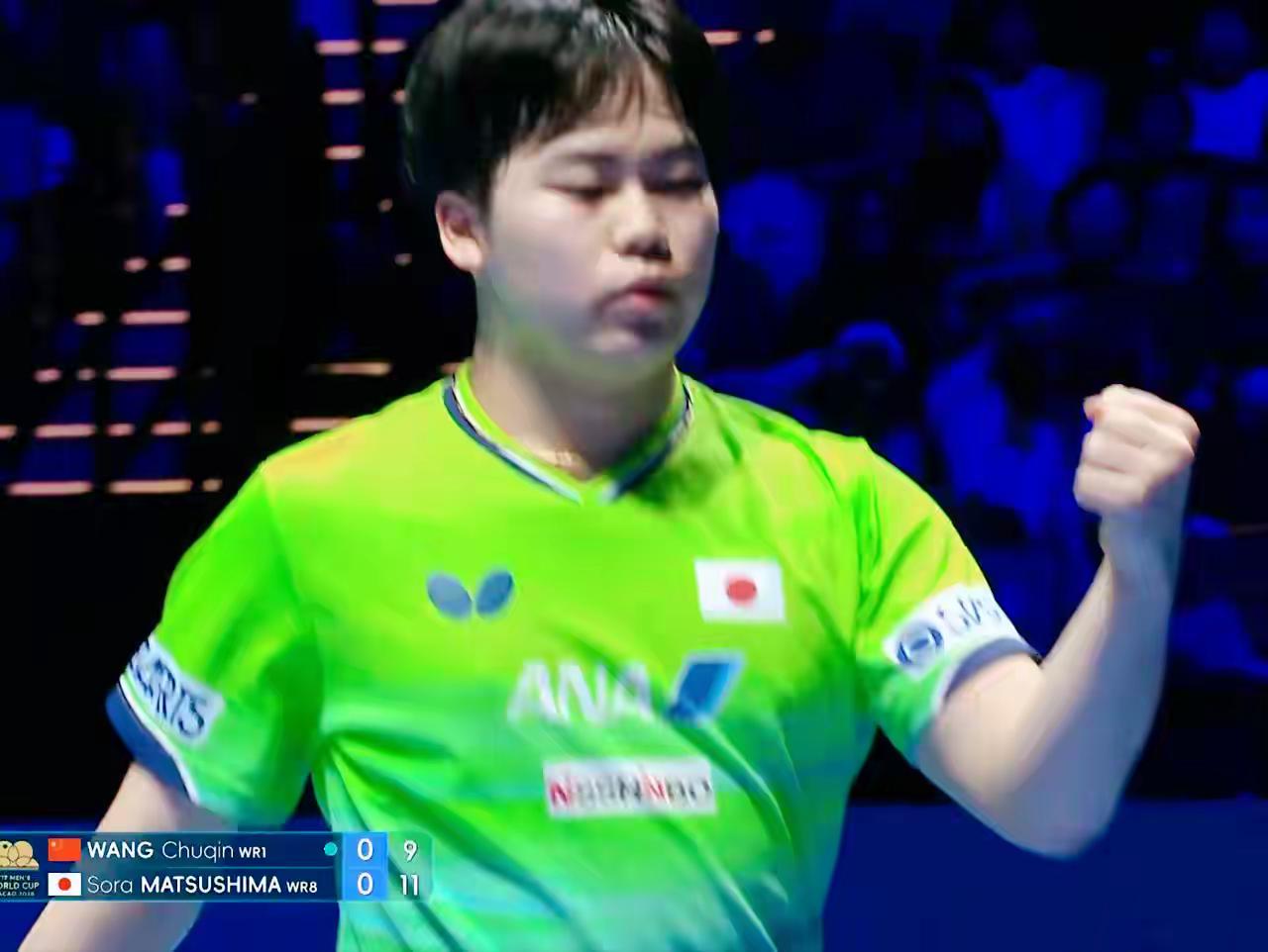 【澳门世界杯决赛，王楚钦9-11松岛辉空，完成第一局】松岛辉空盯王楚钦的侧身，王