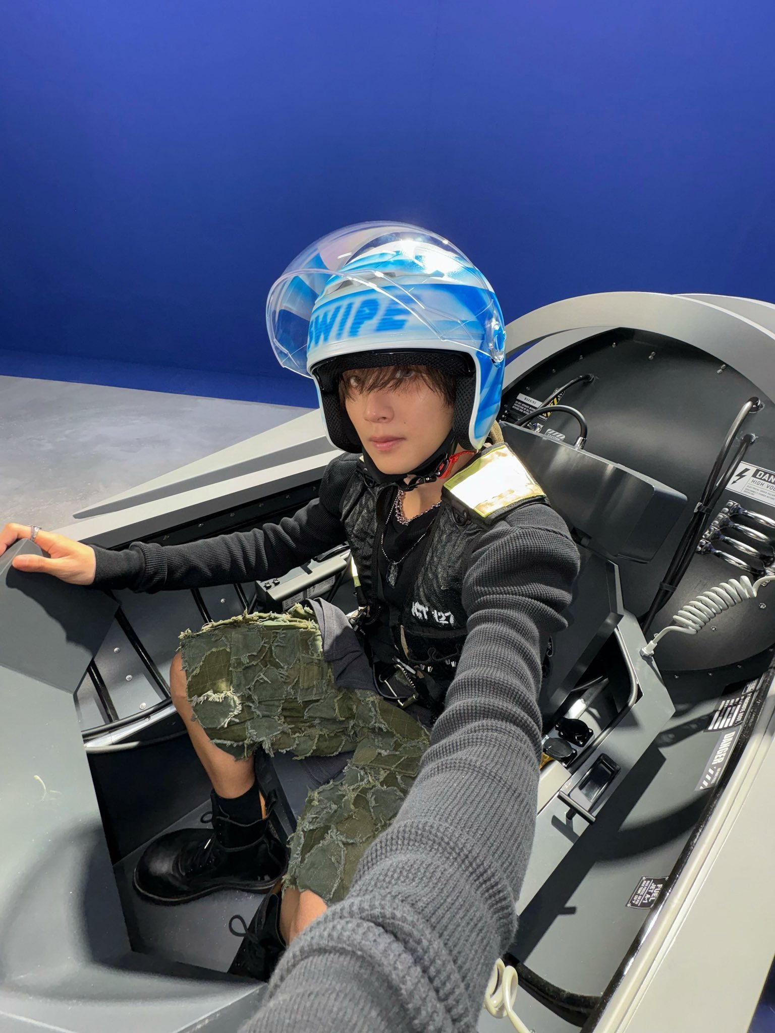 那么冷酷惊艳的硬照behind是小朋友游乐场开碰碰车.jpg🤳 