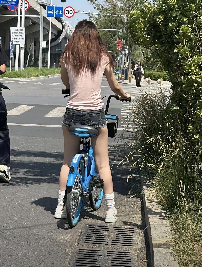 阳光明媚的一天，骑着小蓝车，享受城市骑行乐趣！🌞🚴‍♀️💙骑单车照片