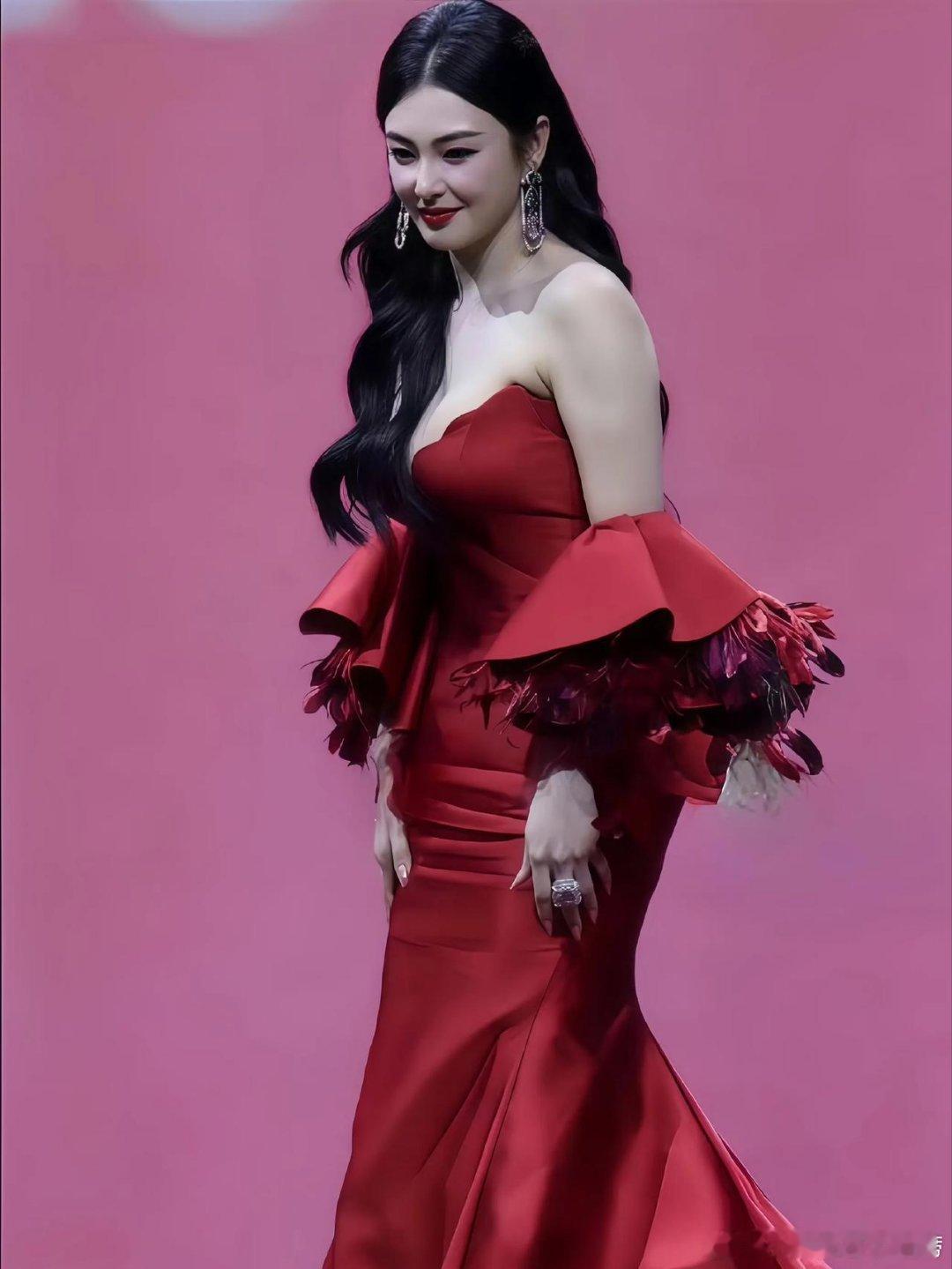 张雨绮这身造型有一种雍容华贵的美！ 