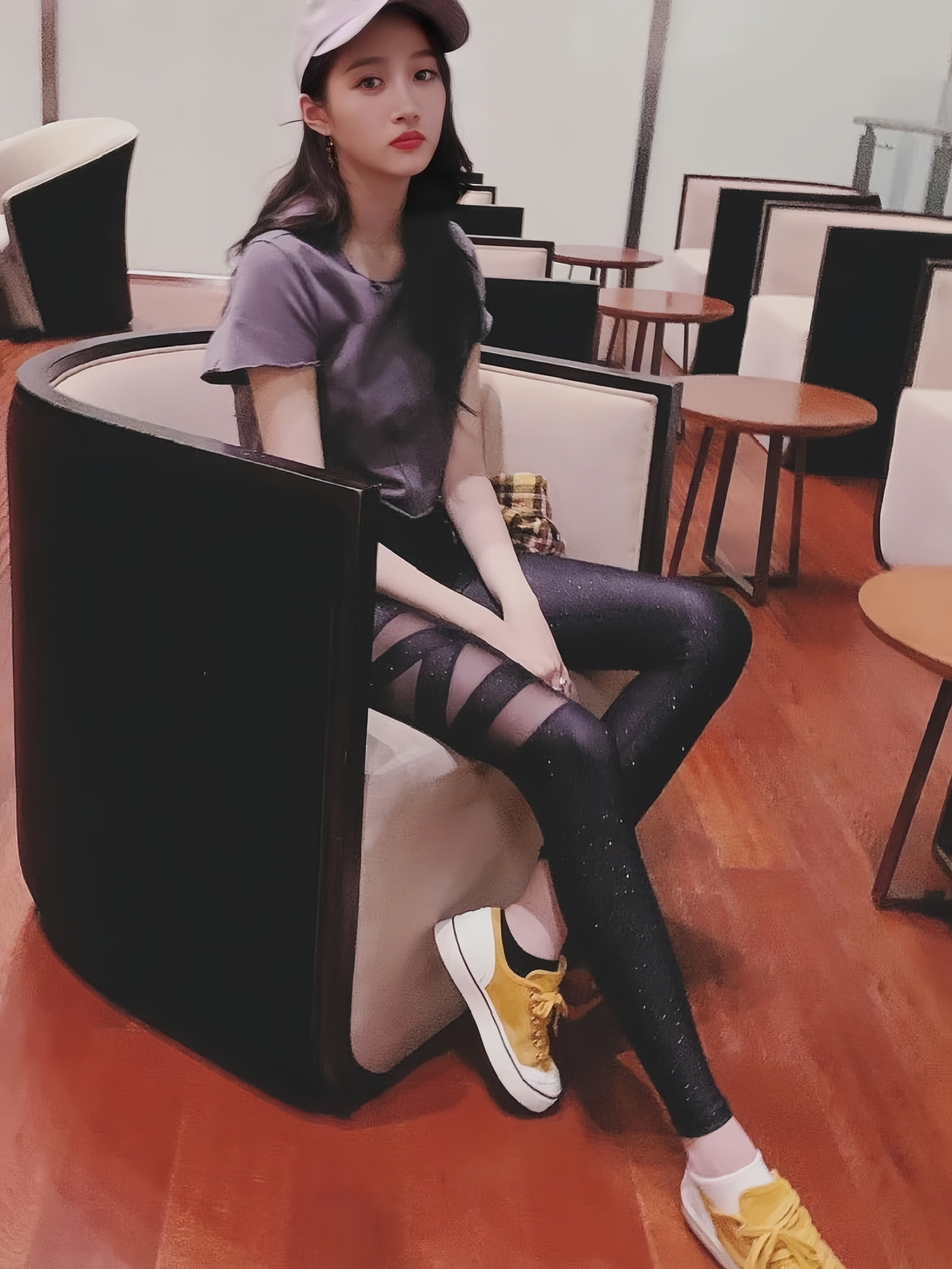 允许关晓彤洗把脸就来走红毯关晓彤很适合各种各样的丝袜裤袜[送花花]因为这腿太美了