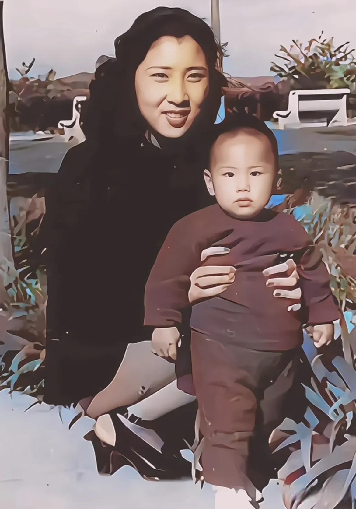1948年，张灵甫的妻子王玉龄和年幼的儿子张道宇，留下了这张罕见的照片。

王玉