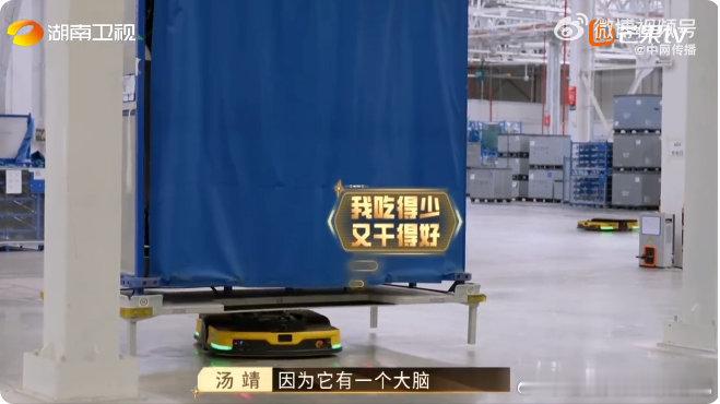 机器人也逃不掉做牛马夺金2025国内知名车企生产基地参观中，李想介绍的搬运机器人