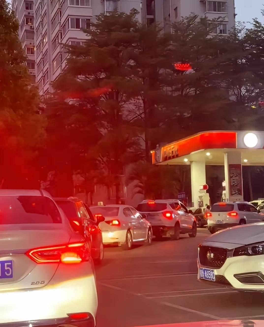 4月12日晚，
加油站又开始排队了，
不少人以为是油价要跌，其实不然：对很多燃油