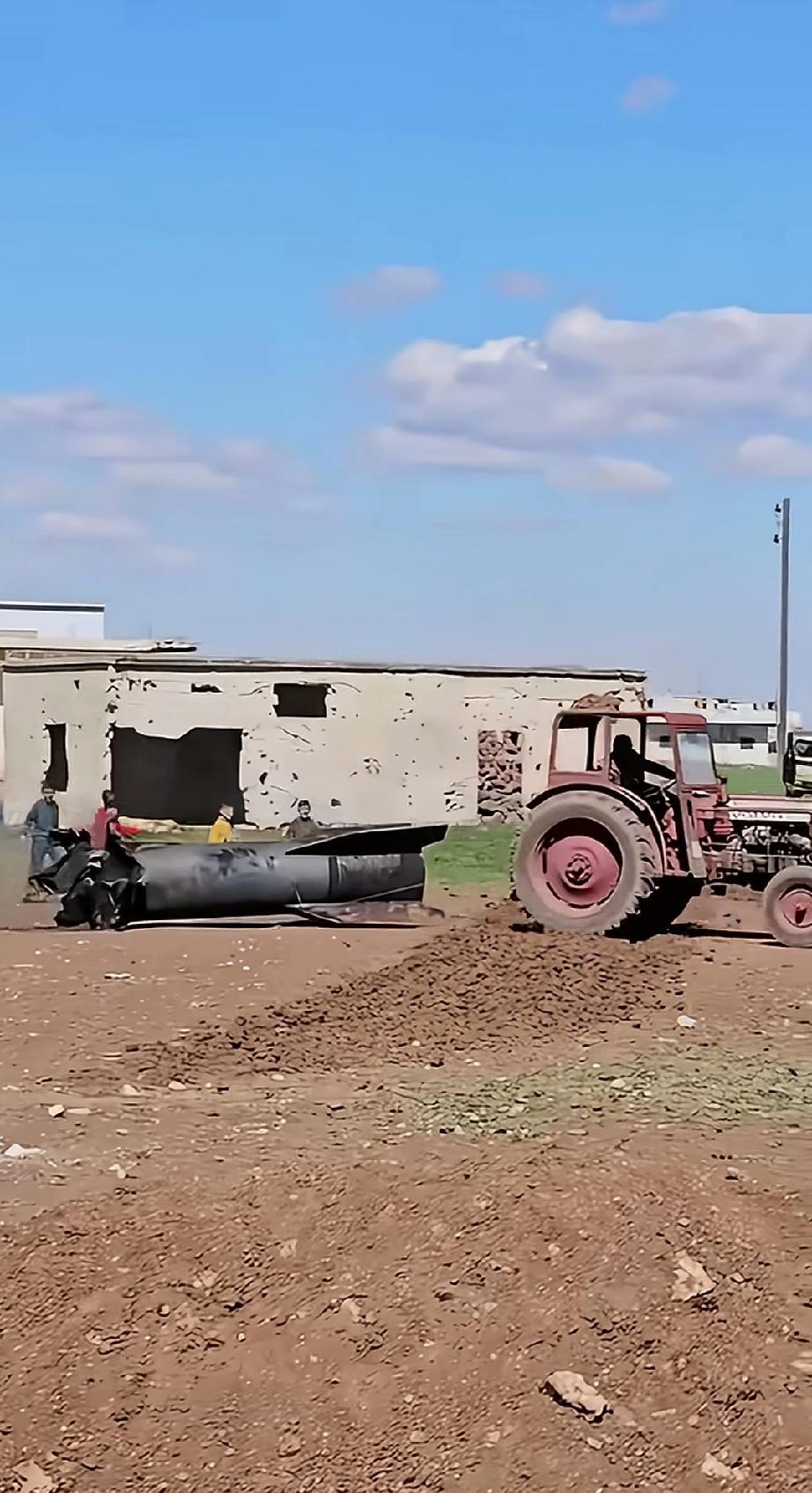 叙利亚农民用拖拉机在拉拽伊朗的废铜烂铁导弹。这卖废铁也能值不少钱吧，这得打多少把