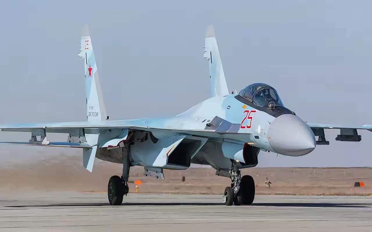当一架涂着伊朗空军涂装的苏-35重型战机，稳稳降落在哈马丹空军基地的跑道上时，整