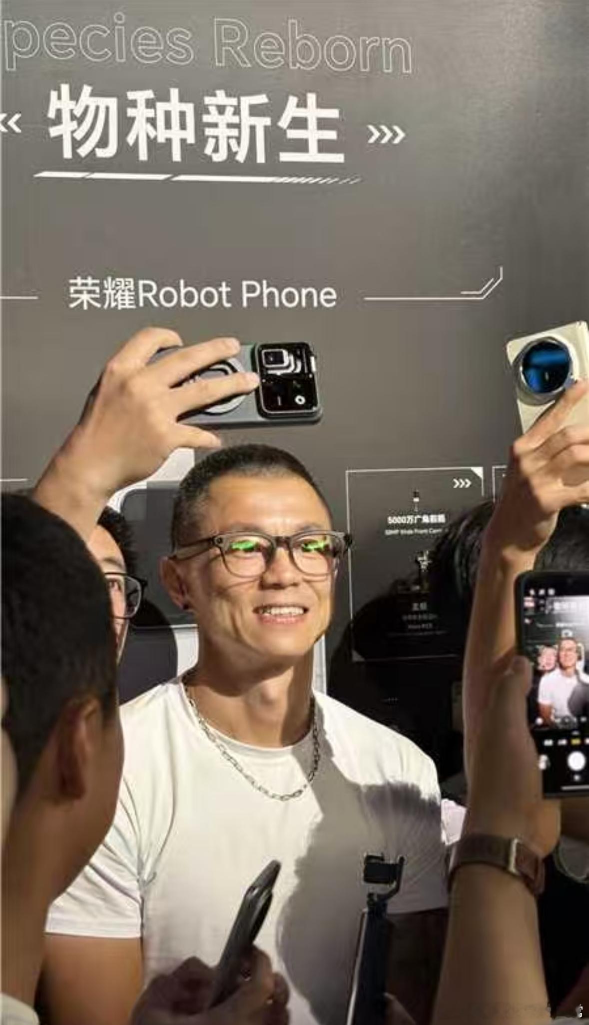 看到陈震用荣耀Robot Phone拍的合影了。一直观望这款机器人手机，现在总算
