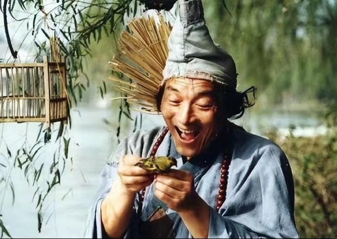 游本昌他老人家今年92岁加入共产党，我从小就很喜欢看济公，济公精神给人们留下深刻
