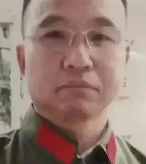 1984 年，战士李陶雄中弹牺牲，送葬途中遗体竟两次从车上跌落，护士郑英察觉异样