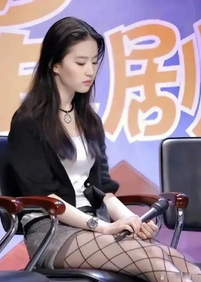 刘亦菲旁边这个大胡子是张纪中导演吧？当时专心搞事业的张导很有大导范儿，和现在出现