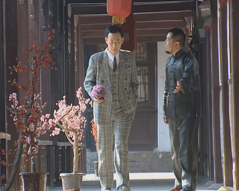 这种格子西装看起来时髦，但要驾驭没那么容易。
#金粉世家#