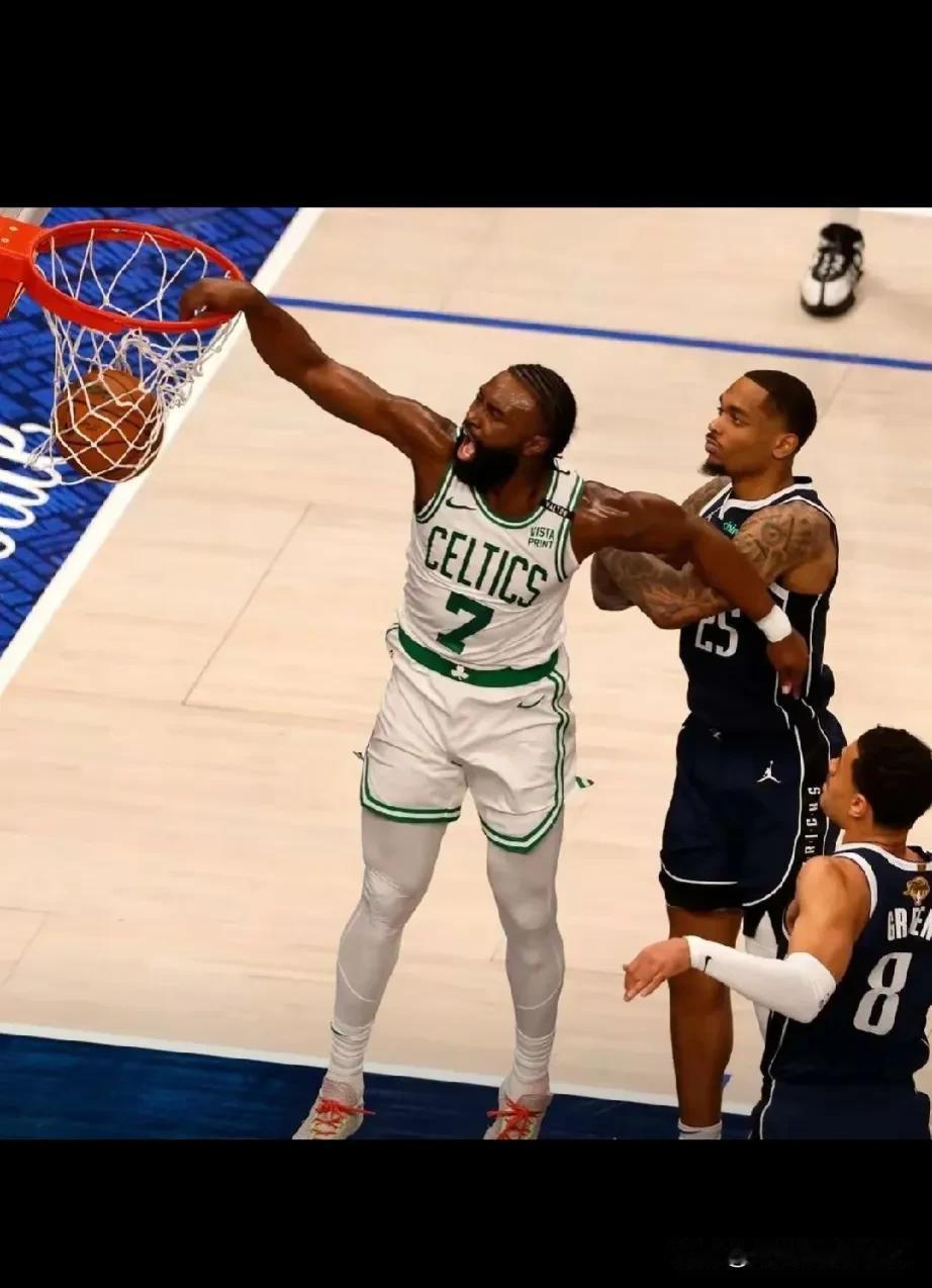 NBA总决赛继续进行中！
凯尔特人以106-99力克独行侠，3-0拿到赛点。
数
