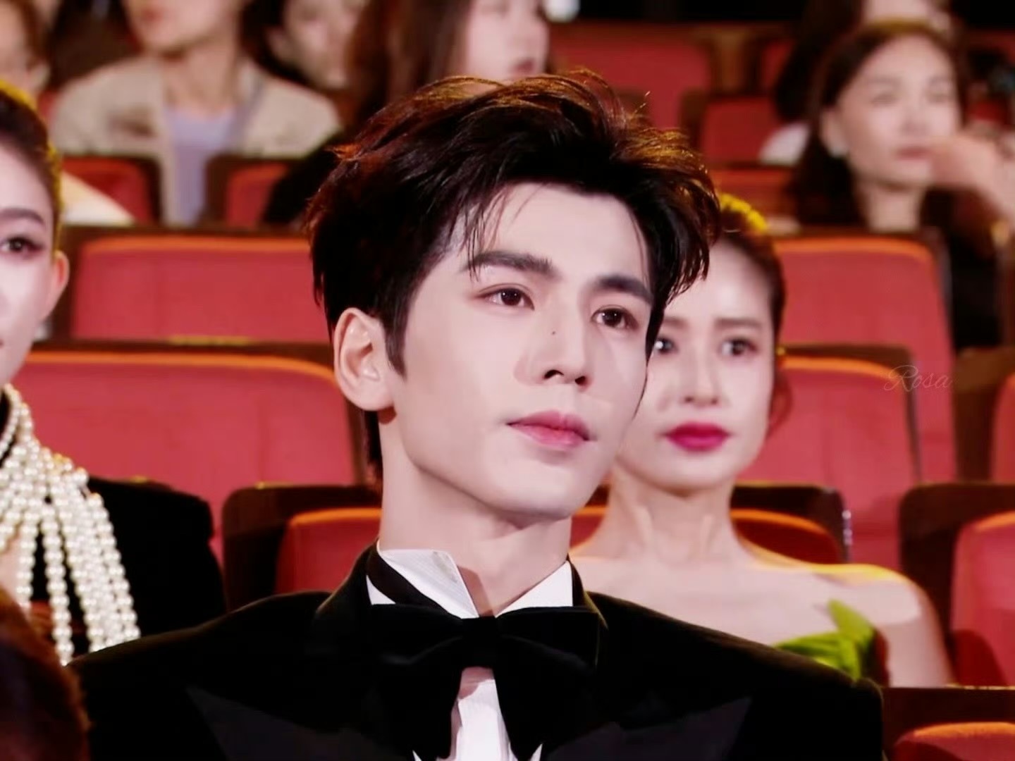 谁懂张凌赫甩权杖那一下张凌赫这张脸出现那一刻就知道什么是权威了[酷] ​​​