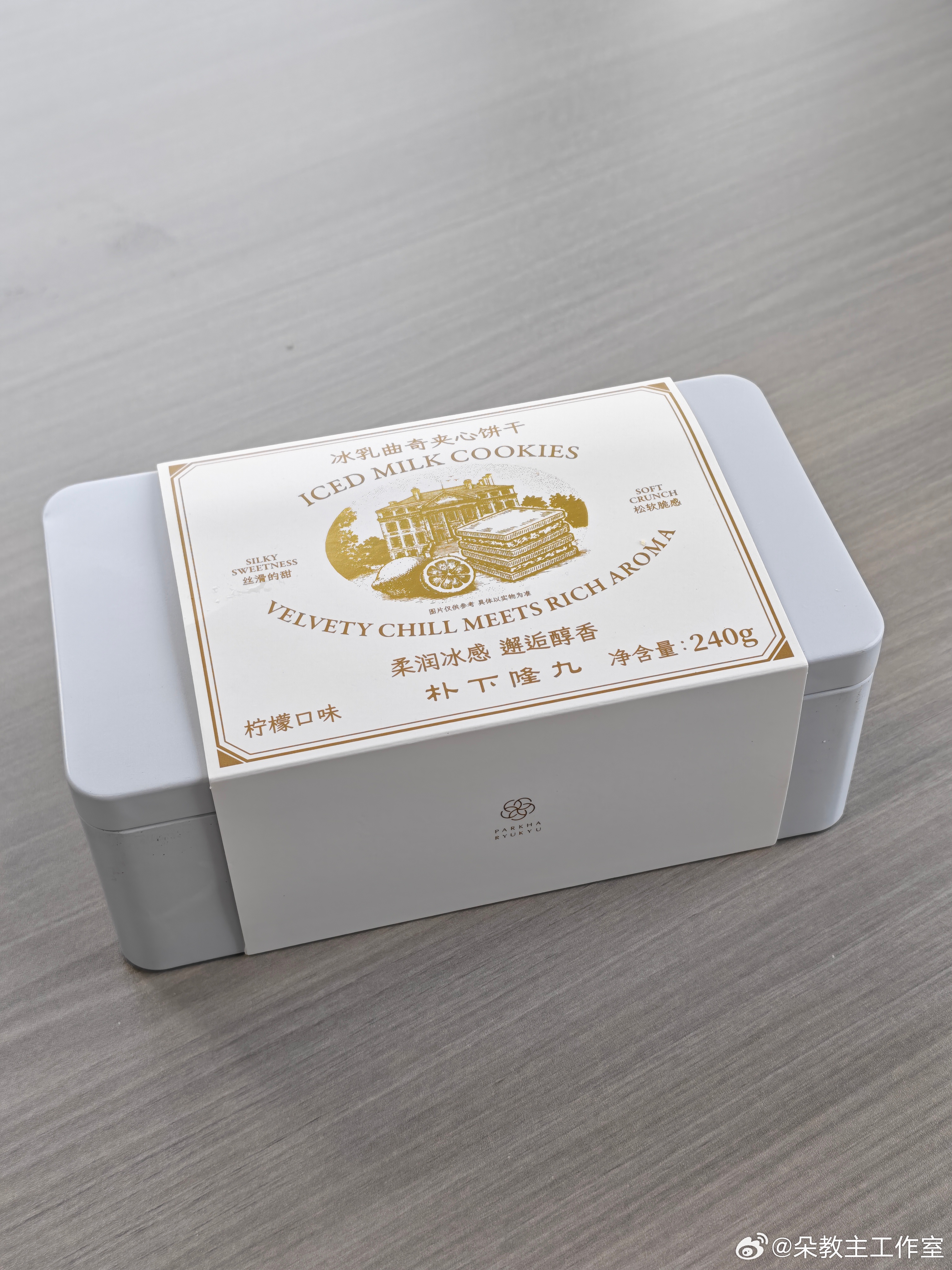 老板买了100块钱一盒的饼干给我吃，确实好吃，但是为什么我觉得20块的薯片更香？