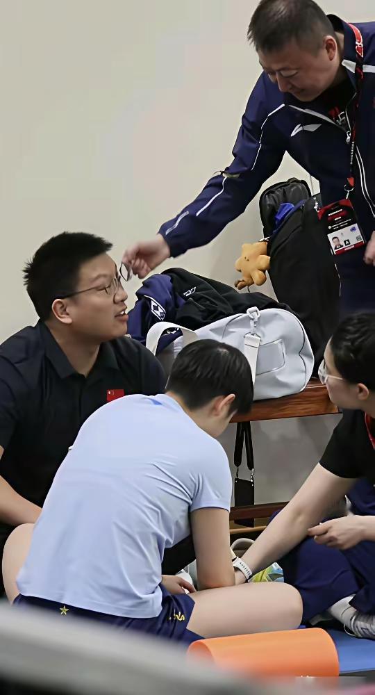 出乎意料，
马琳拿过翔哥眼镜戴上，专门看看莎莎的鞋。
没想到莎莎定制的鞋子竟然磨