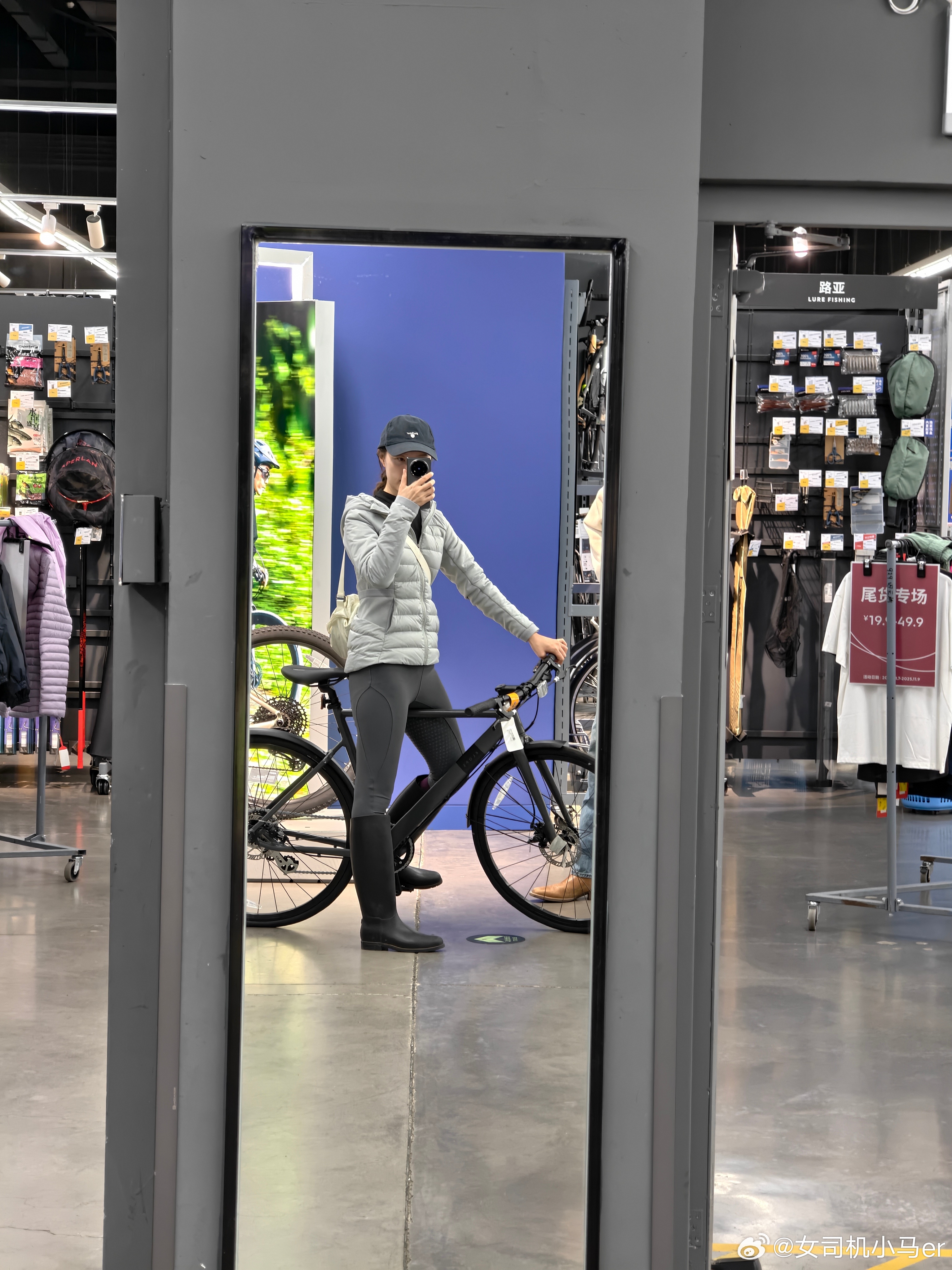 周末来迪卡侬看个自行车你们说公路车好还是折叠车好？ ​​​