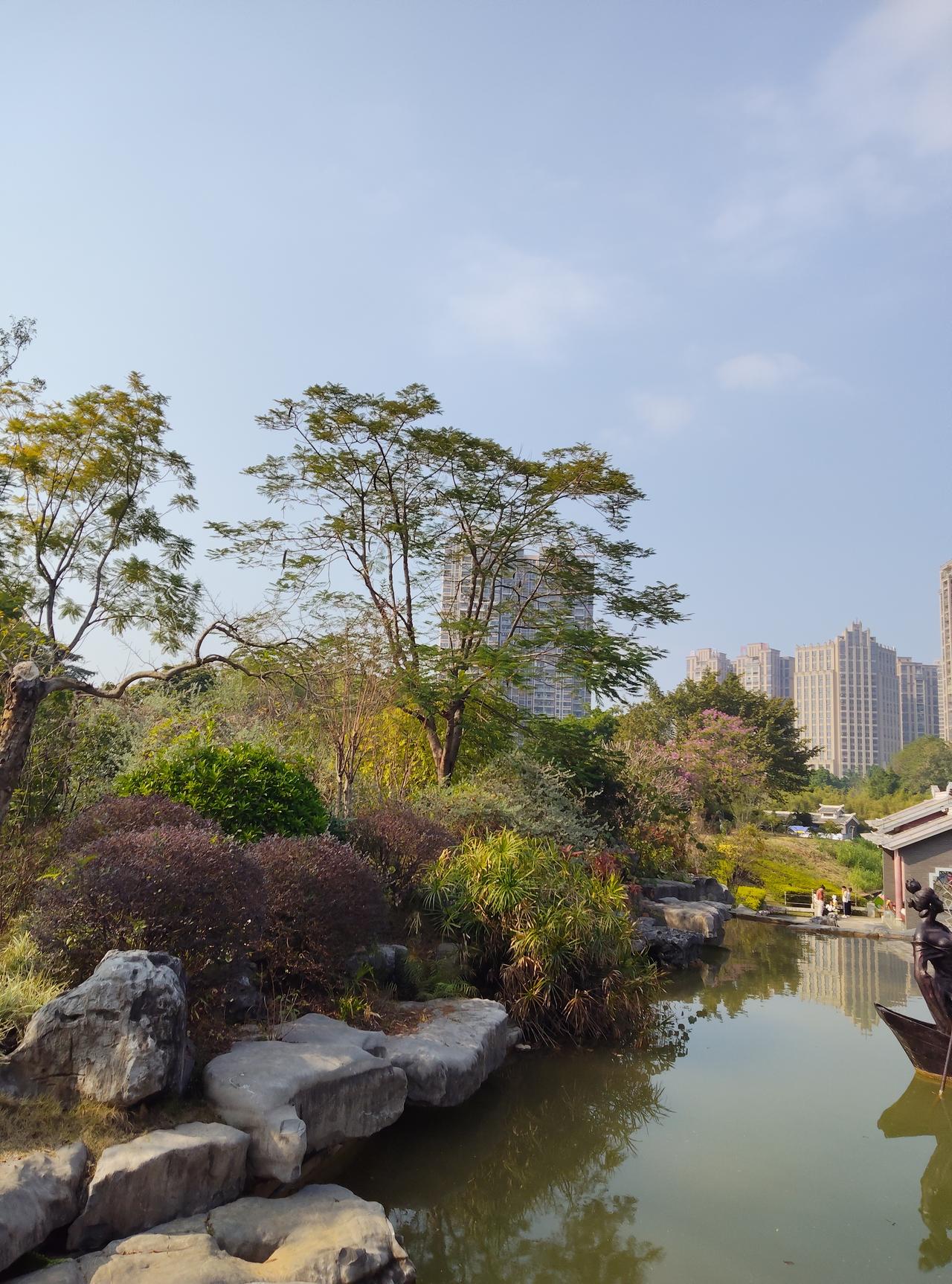 特朗普的惠民举措想成功吸引选民，恐怕没那么容易。

从过往来看，《纽约时报》爆料