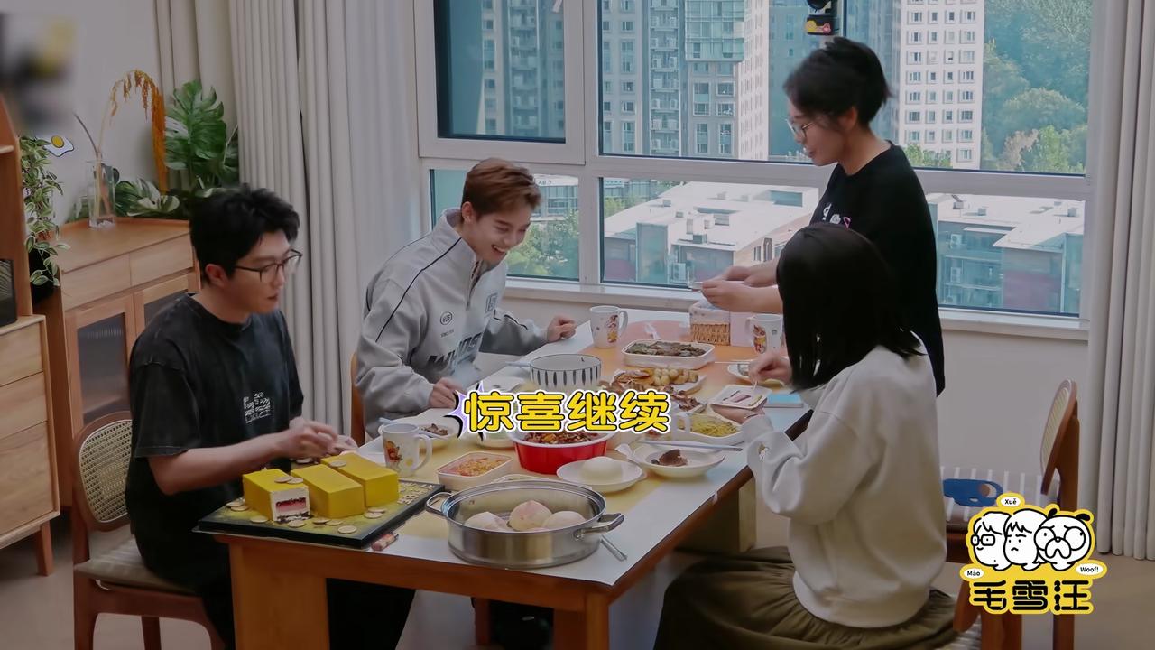 毛不易生日，李雪琴掏出一堆卡送给毛不易，毛不易拿到后问：“是有钱的吗？”李雪琴：