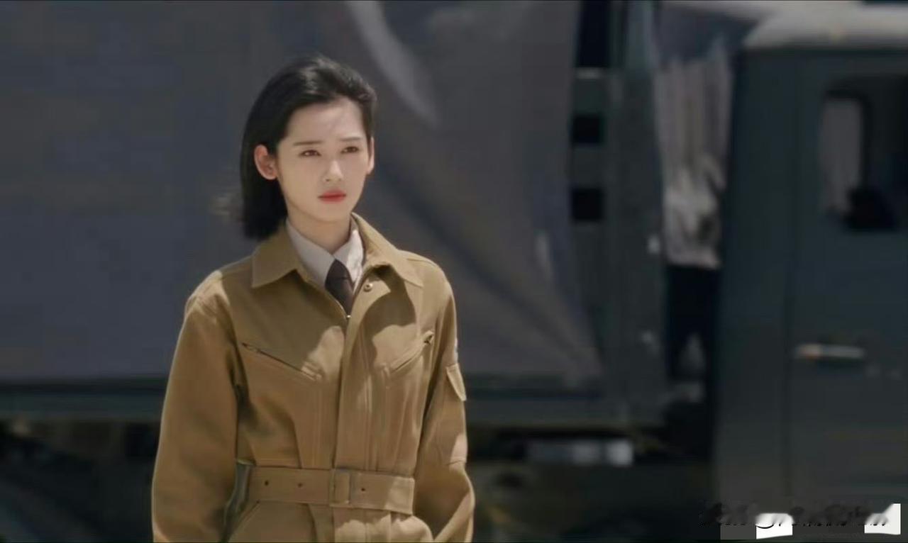《这一秒过火》中鹤秋终于登场，她饰演的女飞行员叶芝鸿利落又飒爽，直面导演近距离怼