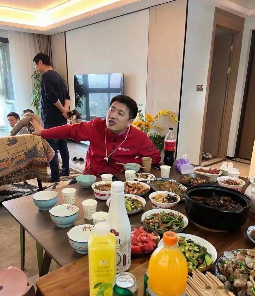 张雪峰日常饮食，没有忌口，而且偏油腻，大鱼大肉忽视了健康！ 