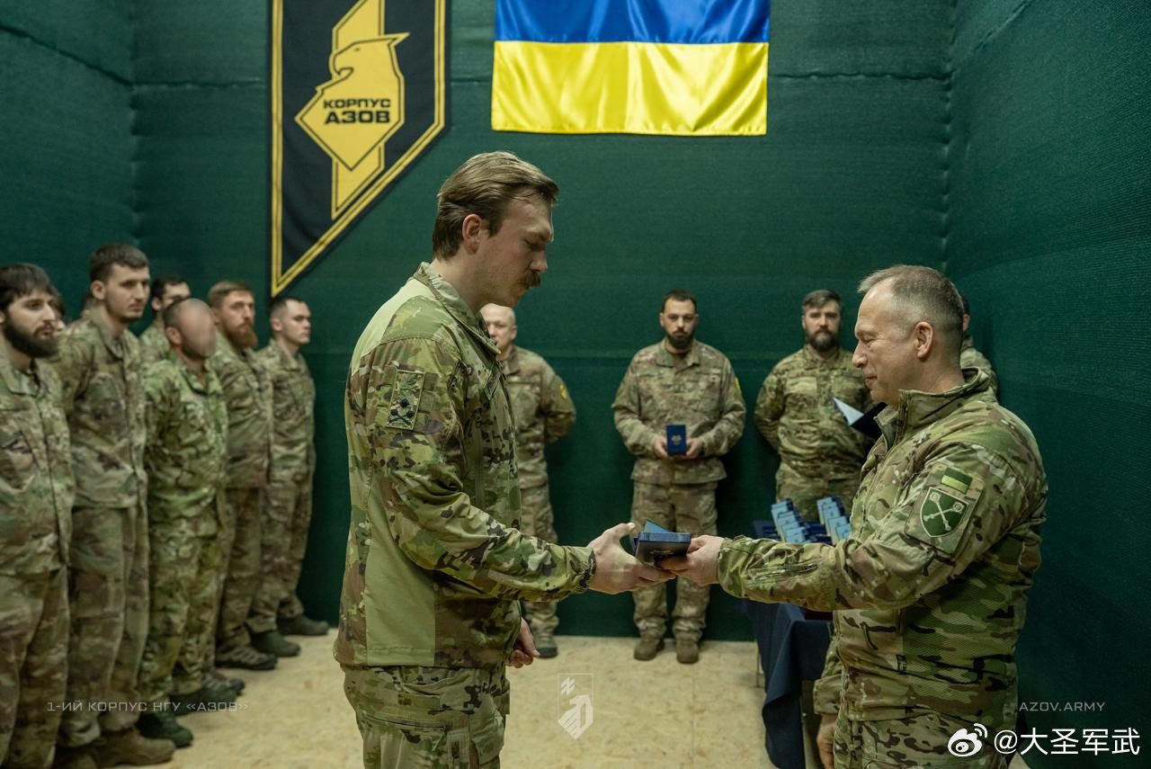 乌军总司令希尔斯基向国民警卫队“亚速”第1军团指挥官德尼斯·“雷迪斯”·普罗科彭