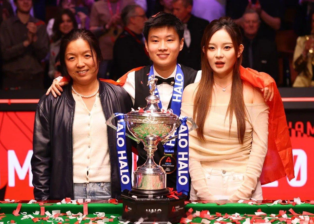 赵心童夺世锦赛冠军 赵心童邀请女朋友上台 一觉醒来斯诺克历史被中国人刷新这一夜，