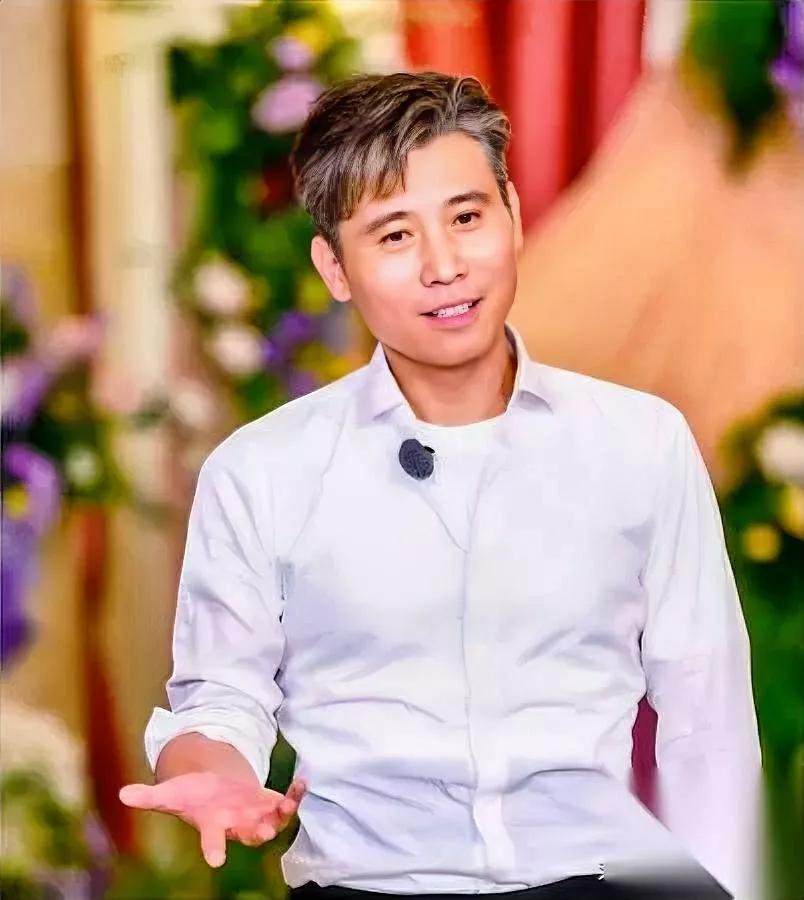 我彻底对李乃文下头了

不是因为他老，是他的“闯祸”太刻意

以前觉得他叔圈玩得