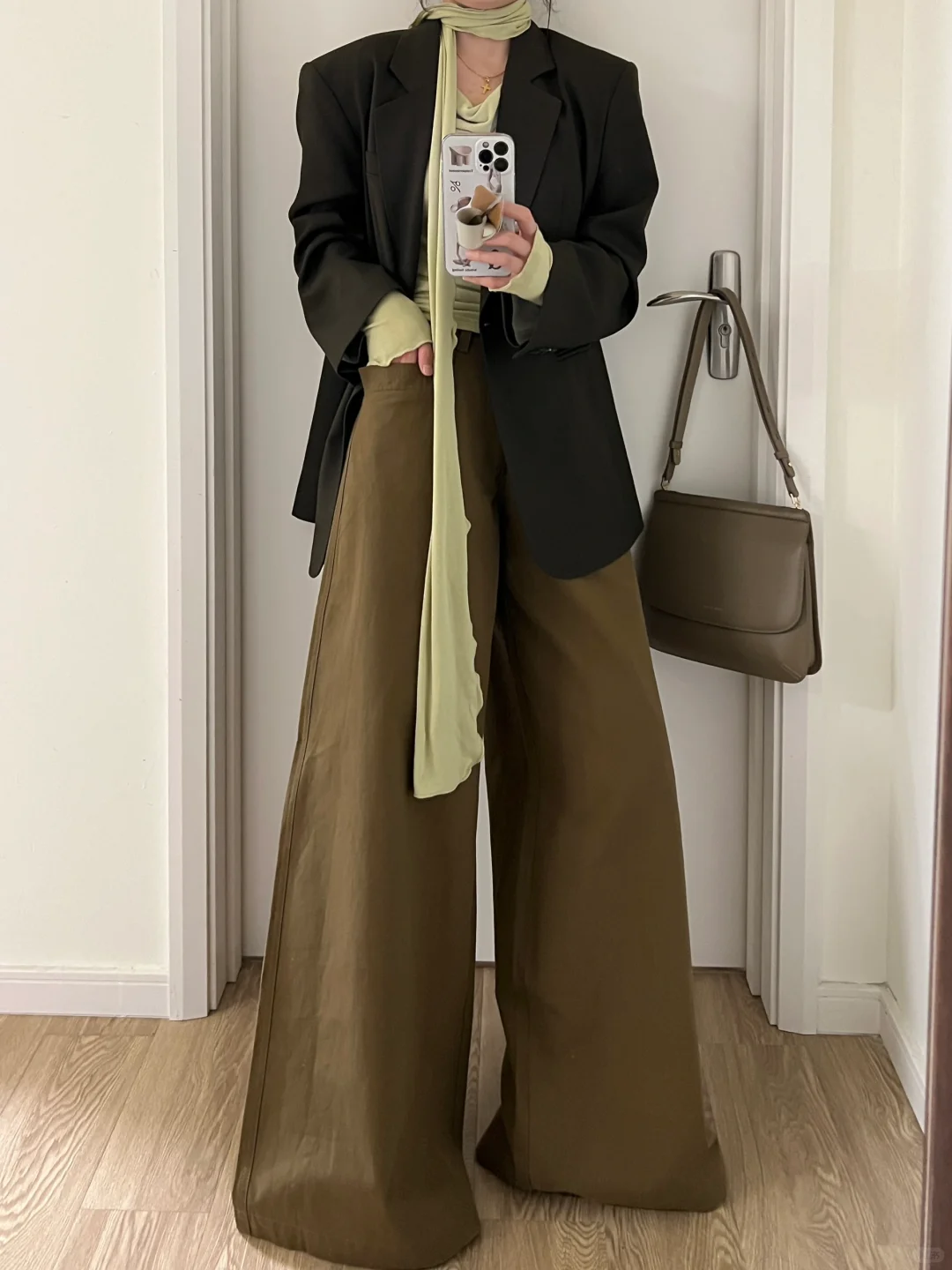 早春韩系复古｜绿咖西装+叠穿打底衫+绿咖裤