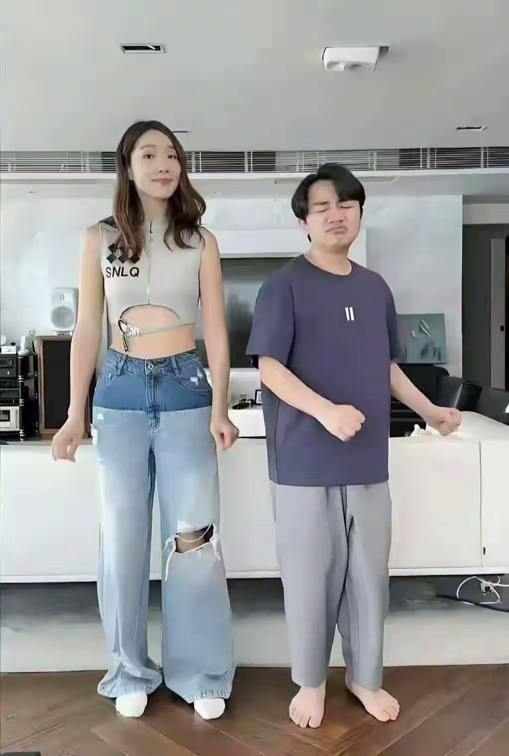 王祖蓝的裤子穿在他老婆身上秒变六分裤，这夫妻俩互换斗乐好搞笑 