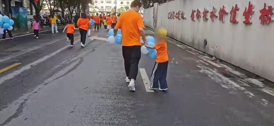家长陪孩子跑步互动、增进感情，谁也没想到会变成一场永别。

陕西商洛柞水县，36