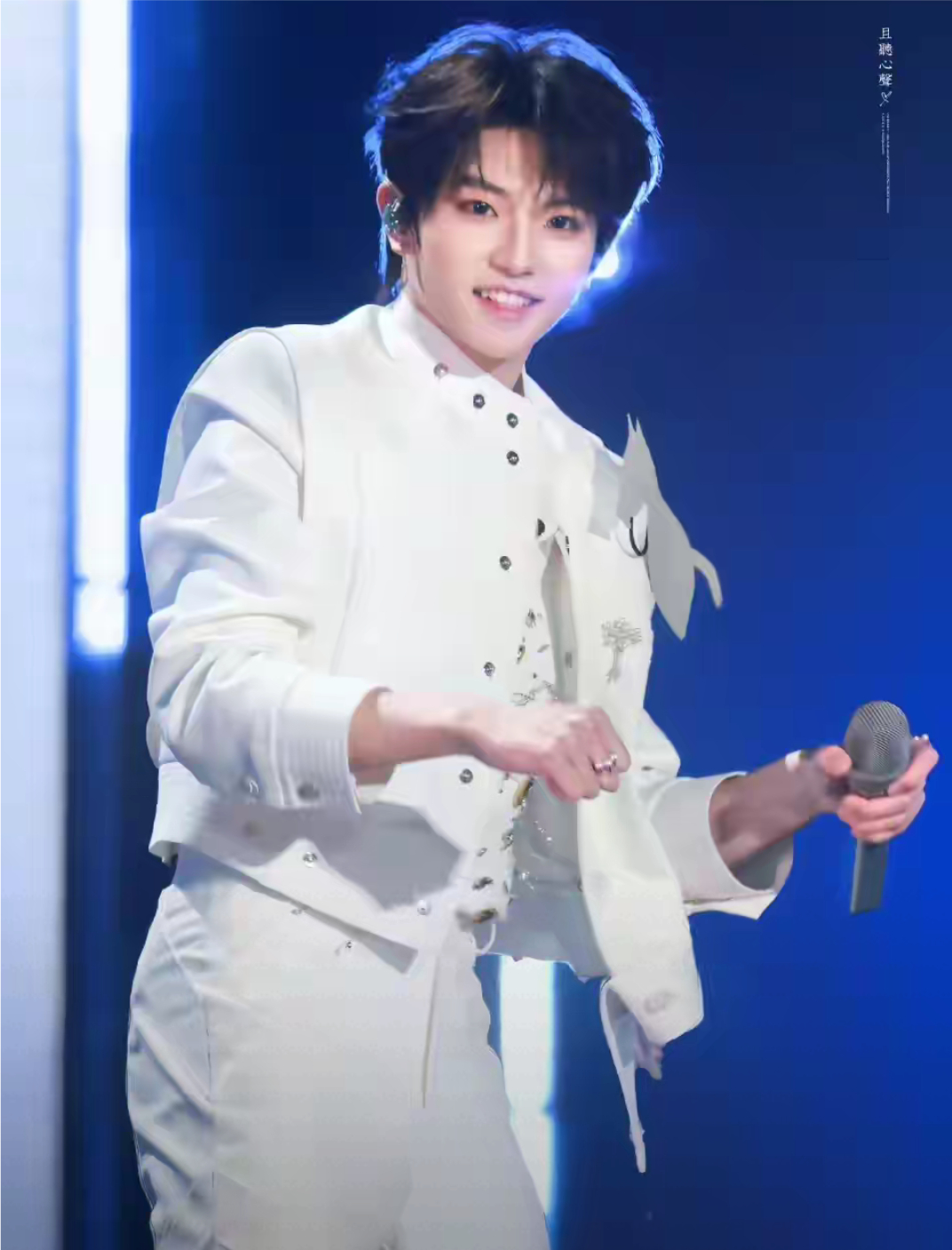 穆祉丞一顿饭就能骗走既视感团队聚餐时他捧着碗蹲在角落，有人喊“这里有炸鸡腿”，立