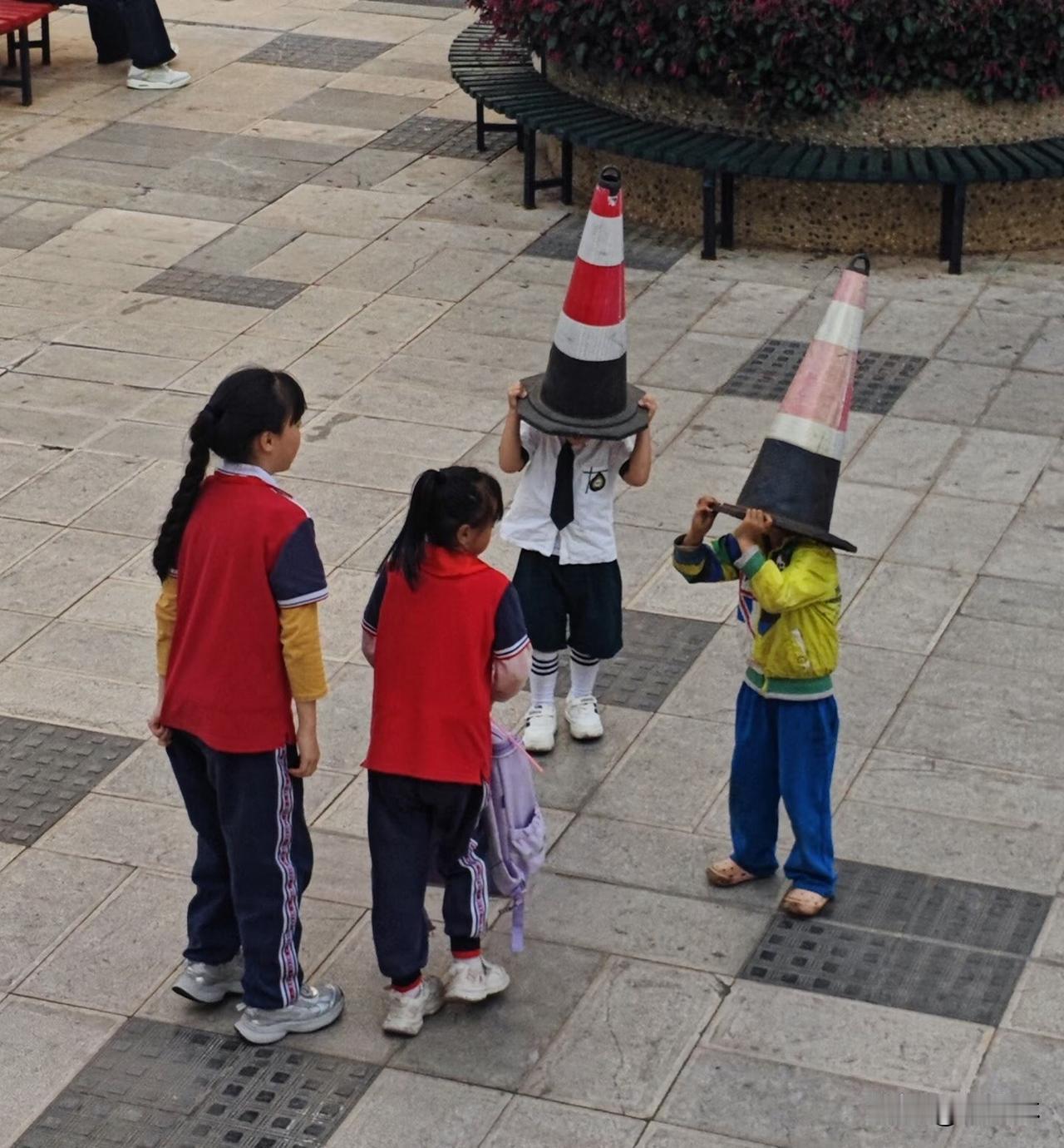 回忆一下童年难忘瞬间还记得童年时简单又纯粹，一点小事就能开心一整天。没有繁杂的心