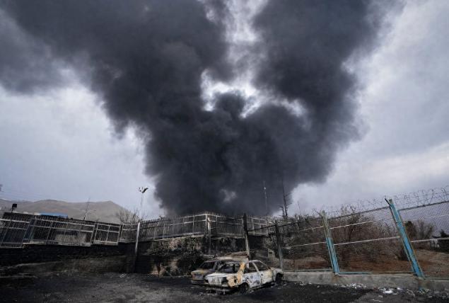 特朗普嘴是真的硬，在拉斯维加斯狂吹美伊战争完美、马上结束，结果转头就露馅，美军弹