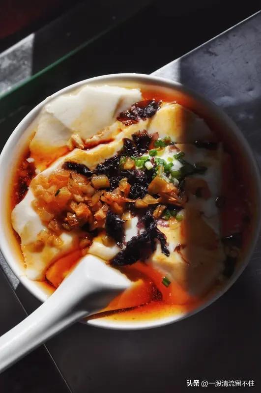 老豆腐和豆腐脑是一个吗? 老豆腐跟豆腐脑可不一样。从制作工艺来说，豆腐脑是用“石