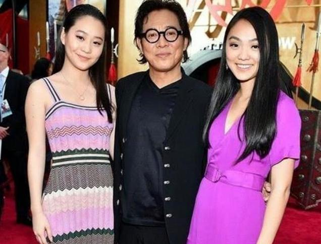 李连杰在一次访谈节目中透露，当年他拍完少林寺后，有人给了他一张300万的支票让他