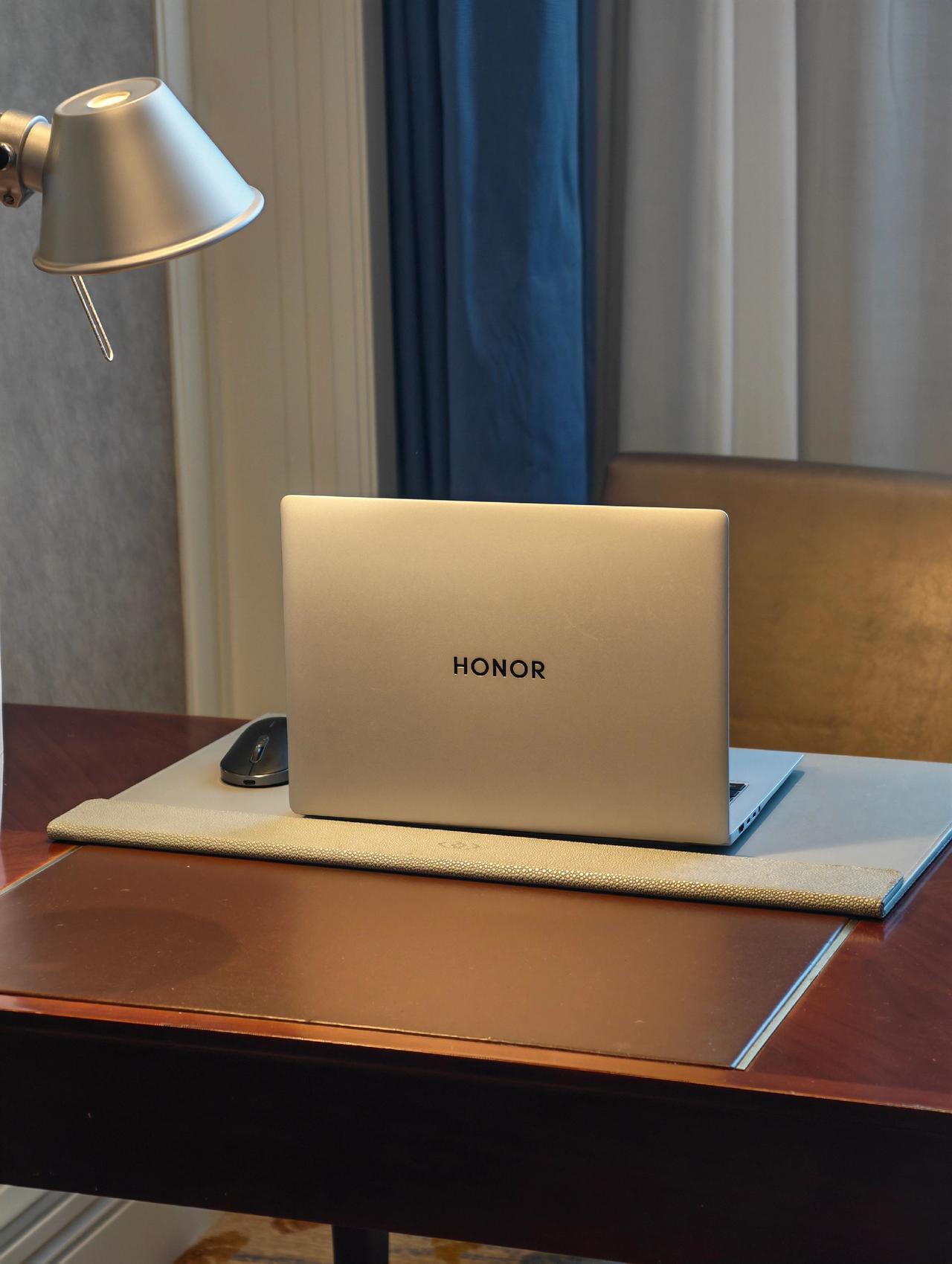 荣耀MagicBook Pro 14，还真是出差神器 

能和手机互联，这可能是