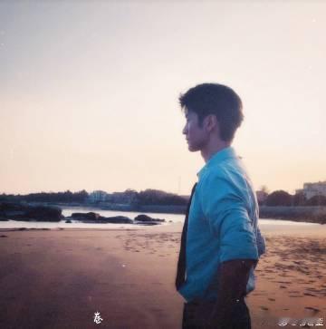 张云龙七夕海边落日照海边落日真的太衬张云龙，黄昏的光影勾勒轮廓，大海与晚风做背景