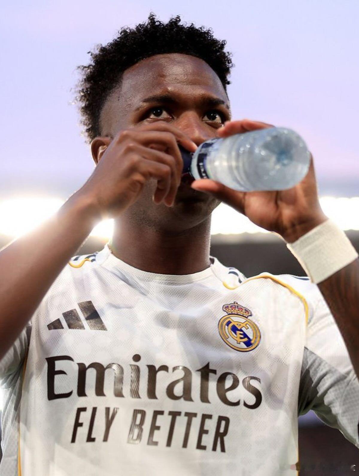 皇家贝蒂斯1比1皇马一场1-1助巴萨领跑争冠，皇马被绝平落后8分，赛季恐颗粒无收