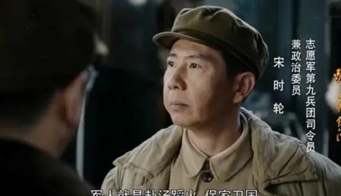 1950年，宋时轮在一家饭店用餐。

邻桌服务员的对话突然让他攥紧了筷子，瓷碗与