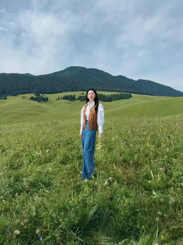 张雨绮张开双臂表情享受。 ​​​