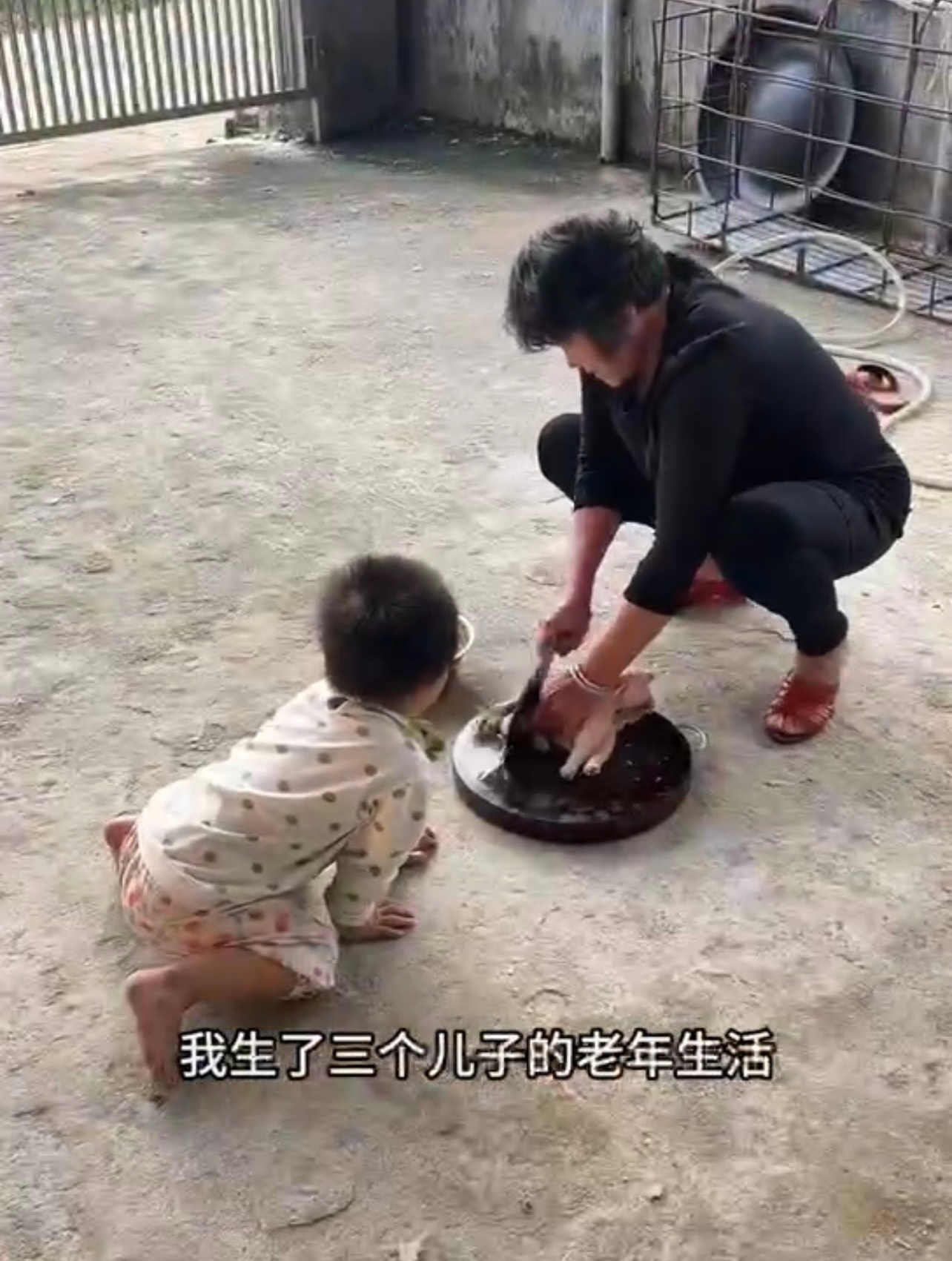 这些农村网红是没钱，还是摆人设？？买一个桌子会要命还是咋滴？？一看就是家庭不和睦