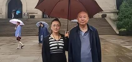 服刑18年的“中国首富”牟其中，8年前终于刑满释放，谁料在监狱门口迎接他的女人并