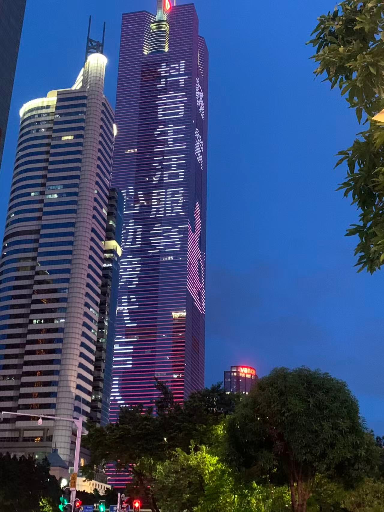 抖音生活服务给心动榜代言人杨紫投放的心动灯光秀 