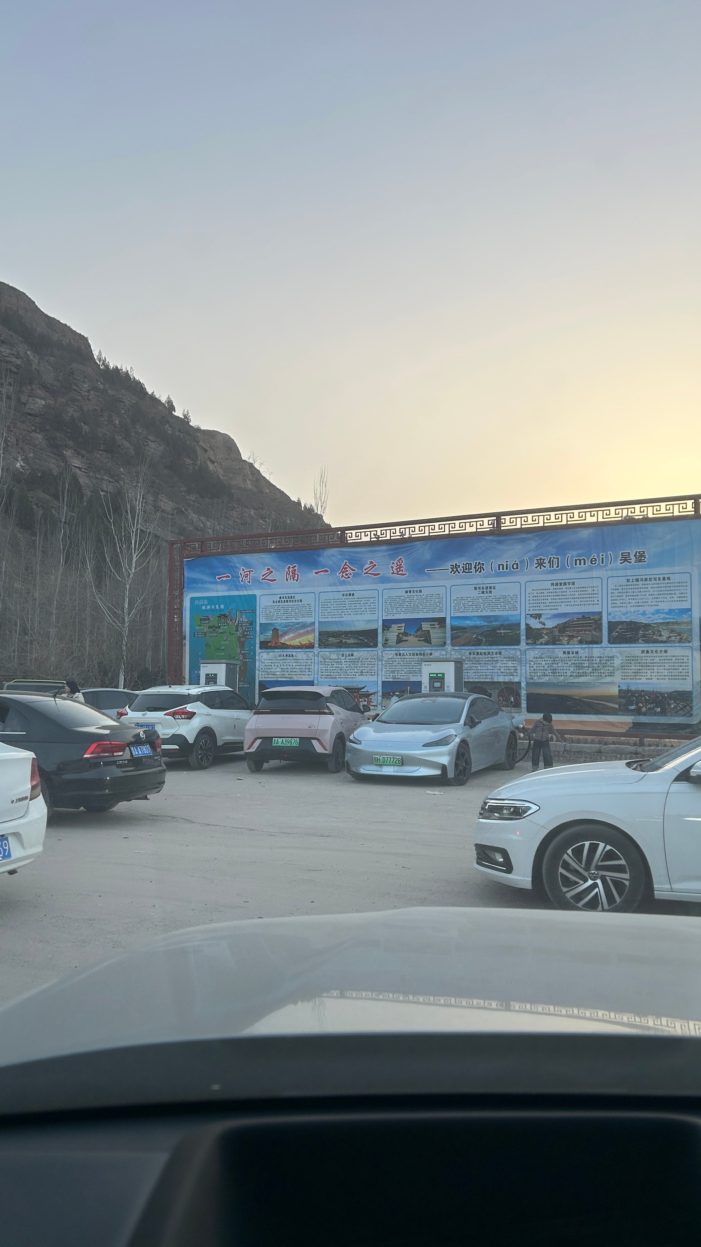 新能源在这块的普及率十分高，充电桩建设也还说得过去，比较少但有的用，人多可能有排