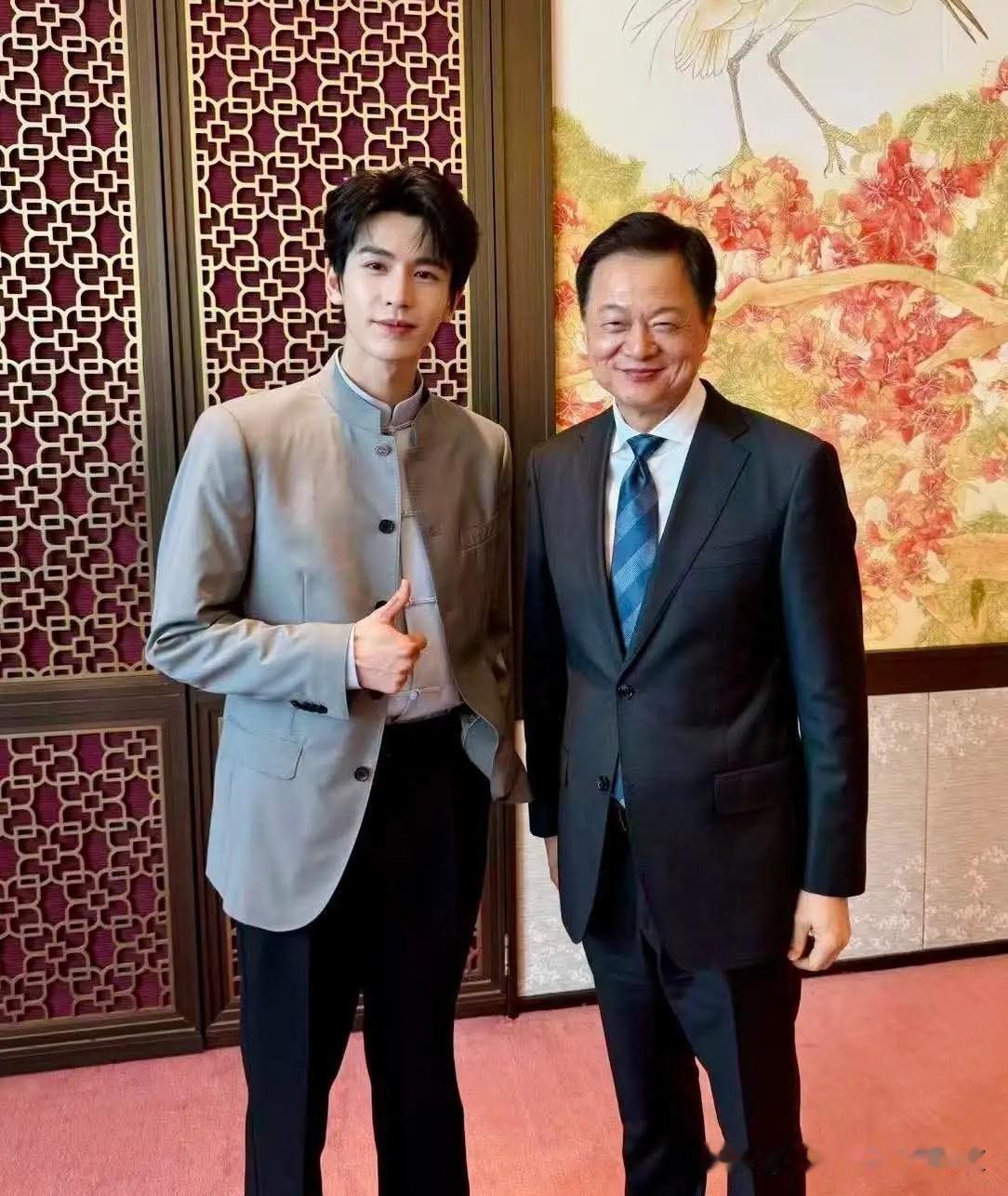 第十八届海峡论坛在厦门举办，严肃的交流会场里上演了有趣的一幕。周锡玮坐在台下参会