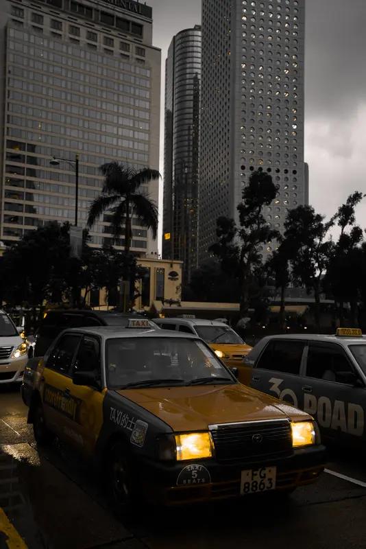 网约车和出租车区别还挺多的。接入方式上，网约车得靠在线平台，乘客用App下单，司